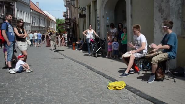 Les adolescents jouent du tambour — Video