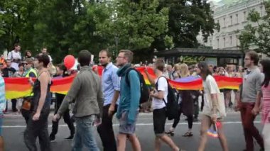 gay pride bayrağı polis