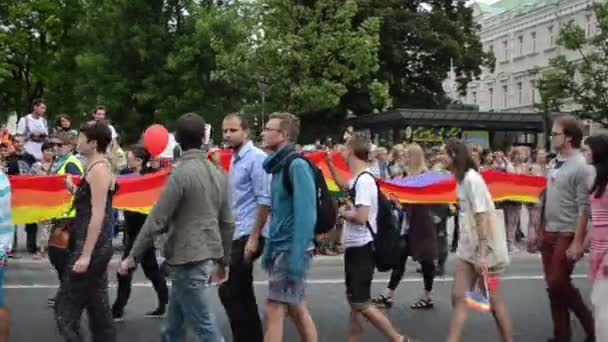 Gay pride bayrağı polis — Stok video