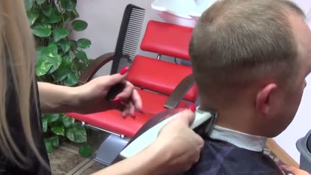 Barbeiro cortador de cabelo — Vídeo de Stock