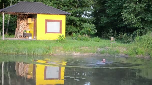 農村人を池を泳ぐ — ストック動画
