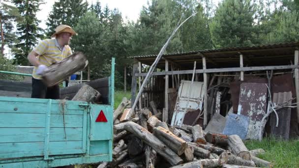 Muž uvolnit dřevo dřevník — Stock video