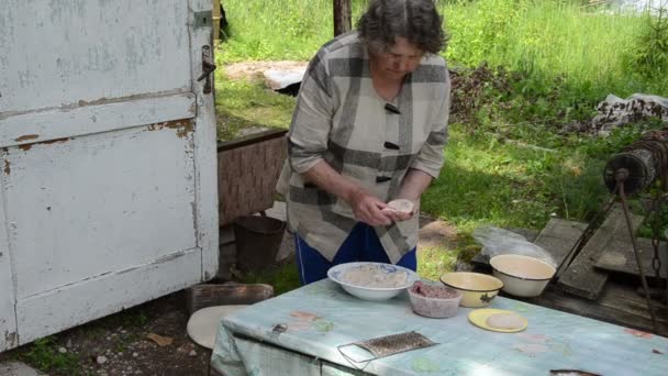 Cocina al aire libre abuela — Vídeo de stock