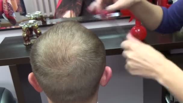 Мужская стрижка волос — стоковое видео