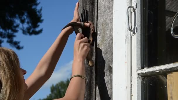 Τύχη σύμβολο κορίτσι σκουριασμένο — Αρχείο Βίντεο