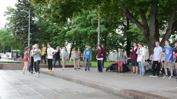 Bailarines callejeros modernos — Vídeo de stock