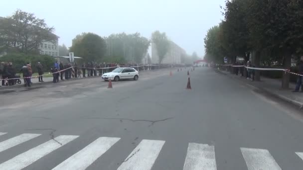 Водій автомобіля слалом людей — стокове відео