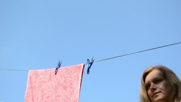 Laundry hanging lady — Stock Video