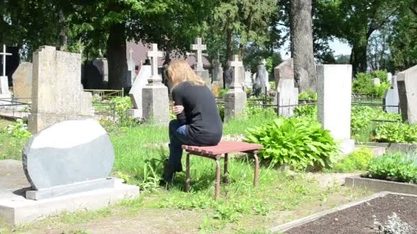 Smutek kobieta grób — Wideo stockowe