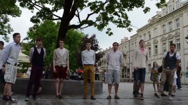 Chorus garçons chantent rue — Video