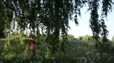 Huş ağacı dalları kadın