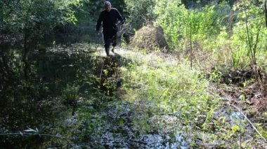 adam Wade'in bataklığa