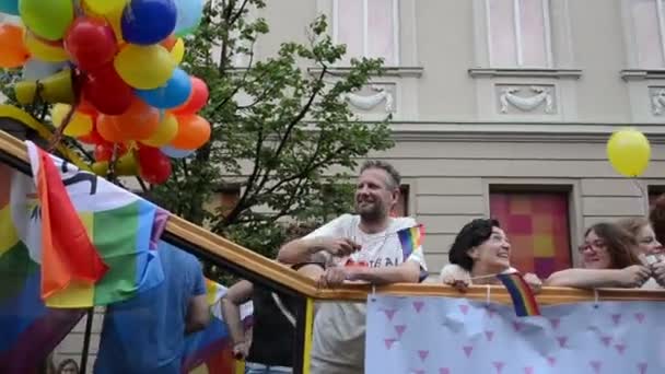 Gay průvodu autobus bubliny — Stock video
