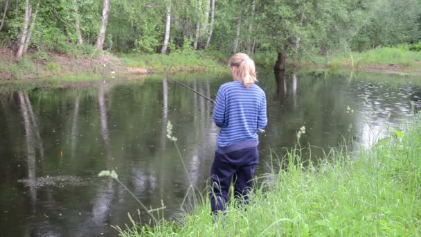 Mulher de pesca — Vídeo de Stock