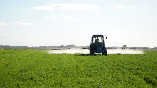 Campo de fertilización del tractor — Vídeo de stock