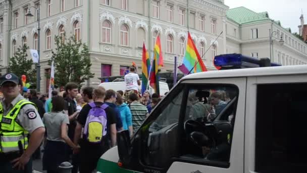 Schwulenparade im Polizeiauto — Stockvideo
