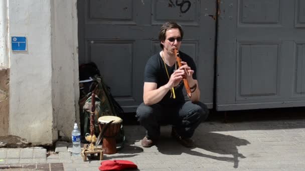 Hombre flauta juego de tubería — Vídeo de stock