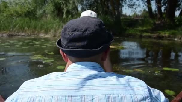 Muž řádek jezero lilie — Stock video