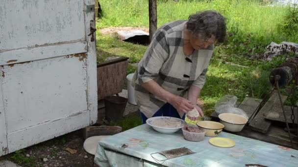 Aardappelen vlees senior — Stockvideo