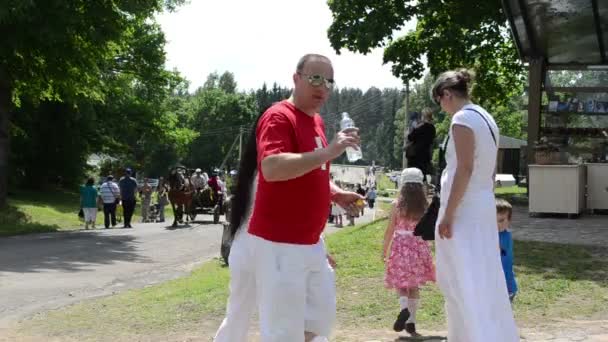 Menschen stellen Festival nach — Stockvideo