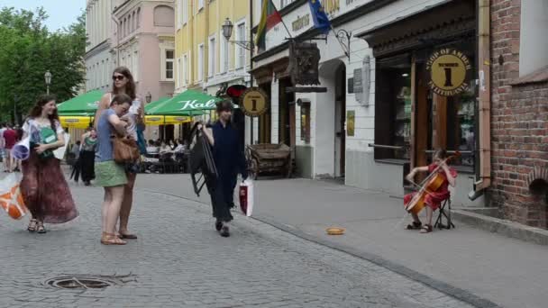 Kız oyun sokak — Stok video