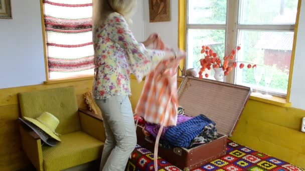 Vrouw hanger doek flex — Stockvideo