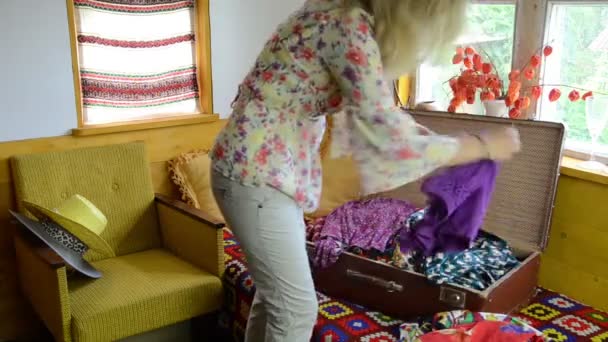 Γυναίκα βαλίτσα πλήρης από ύφασμα — Αρχείο Βίντεο