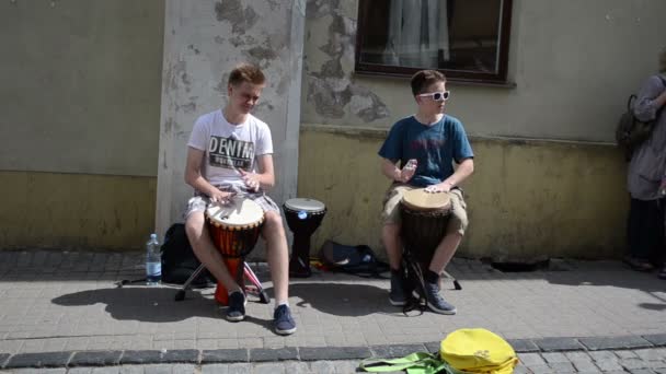 Teenager hrát buben hudba — Stock video