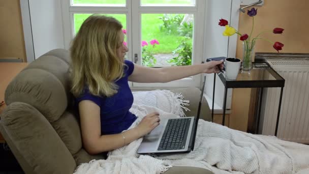 Müde Mädchen Laptop kariert — Stockvideo