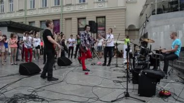 ıslak insanlar rock tadını çıkarın.