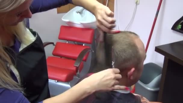 Man hair cut scissors — Stock Video