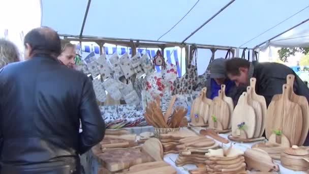 Market stall vendor goods — Stock Video