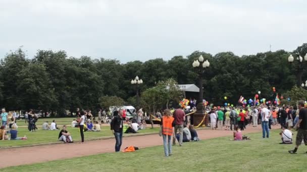 查看公园拥挤的人群 — 图库视频影像