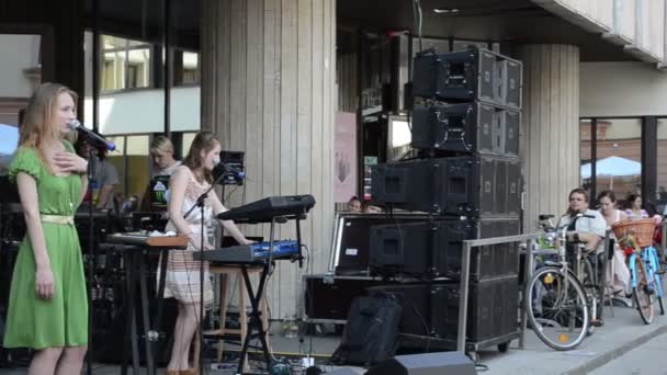 Mulher cantora pessoas — Vídeo de Stock