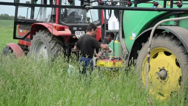 Arbeiter gießen Dünger — Stockvideo