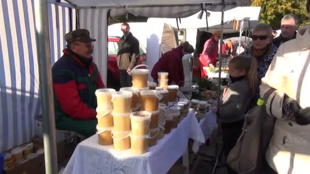 Honey cups market stall — Stock Video