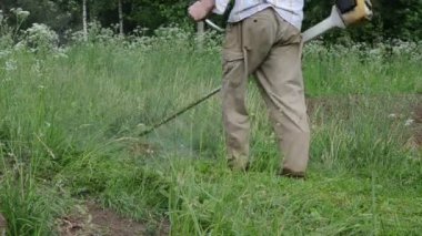 closeup işçi çim biçmek