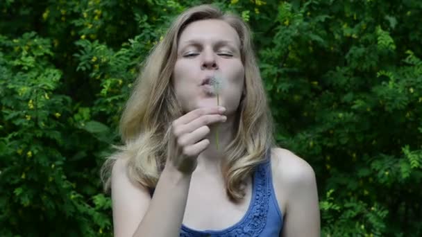 Žena ránu sowthistle — Stock video