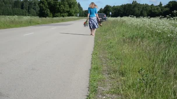 Barefoot woman road — Stock Video