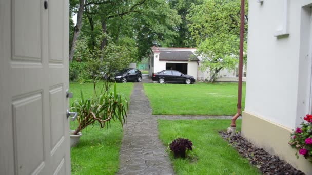 Mujer lluvia casa coche — Vídeos de Stock