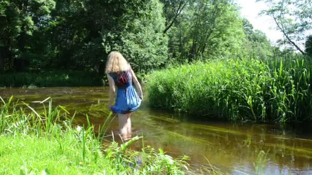 Vestido de niña vadeo río — Vídeo de stock