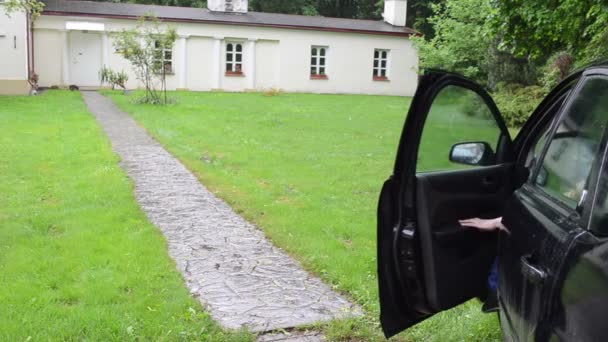 Menina guarda-chuva andar carro — Vídeo de Stock