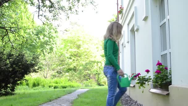 Vrouw water bloem kan — Stockvideo