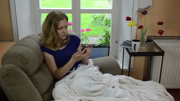 Dívka volání chytrý telefon — Stock video