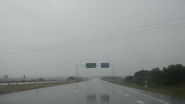 Lluvia caída parabrisas coche — Vídeos de Stock