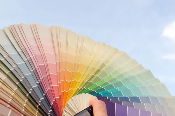 Muestras de paleta de colores sobre fondo de cielo azul — Foto de Stock