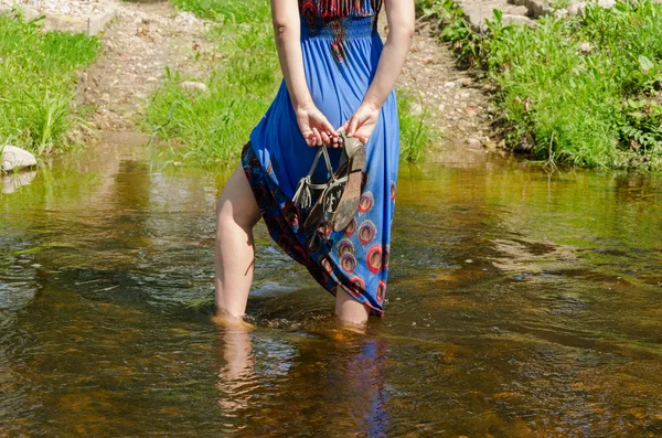 Lány ruha állandó áramló patak lábak — Stock Fotó