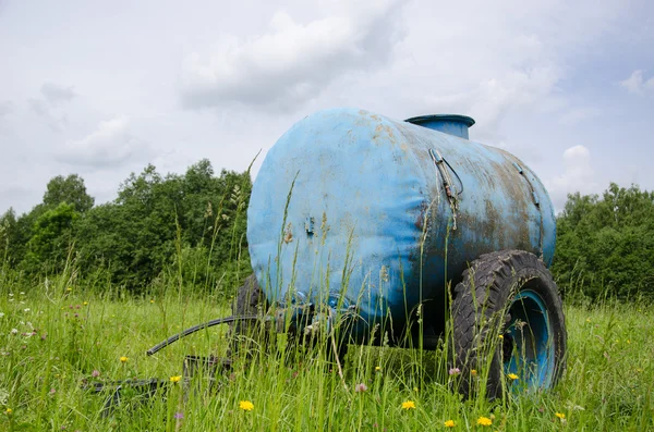 Blaue Wasserzisterne für Nutztiere auf der Wiese — Stockfoto