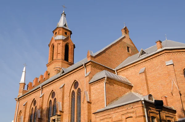 Gotisk kyrka med kors på blå himmel bakgrund — Stockfoto