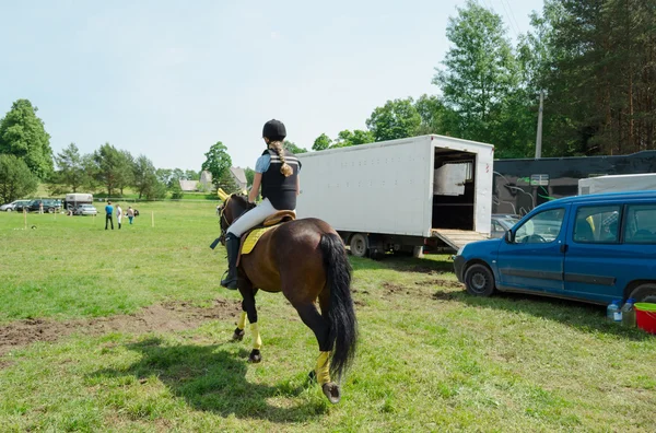 Dívka jízda trpasličí kůň — Stock fotografie
